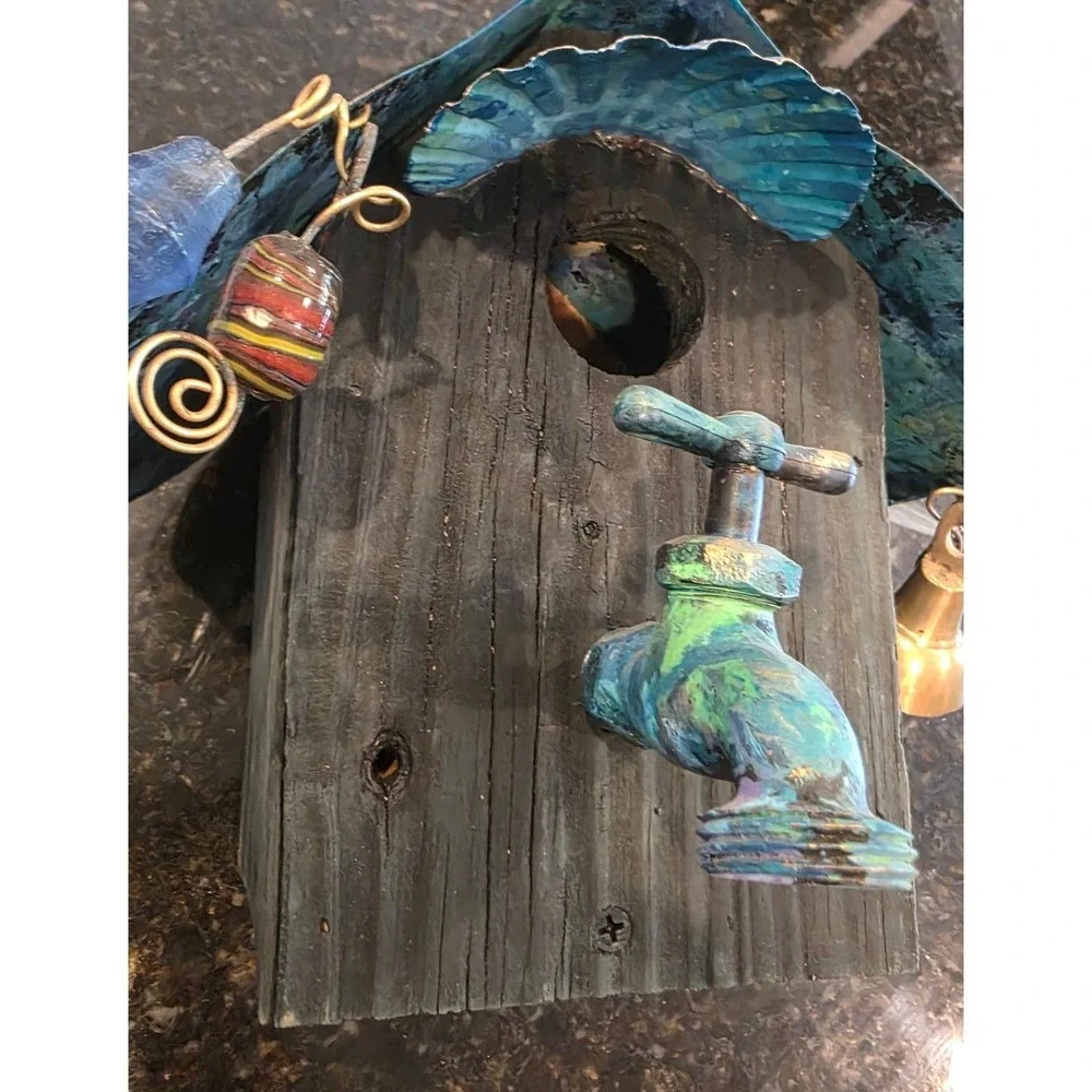 Birdhouse with bobbles